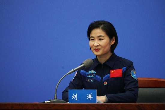 2023年2月17日，神舟十四号航天员乘组与记者见面会在北京航天城举行。这是航天员刘洋在回答记者提问。 新华社记者 郭中正 摄