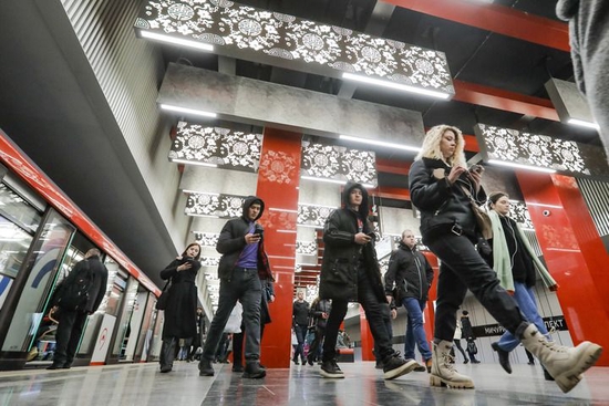 3月17日，乘客走在俄罗斯首都莫斯科地铁米丘林大街站内。（亚历山大摄）