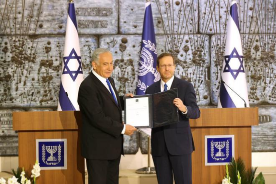 2022年11月13日，以色列总统赫尔佐格（右）授权让利库德集团领导人内塔尼亚胡（左）组建新政府  图：新华社