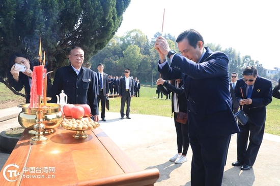 祭祖仪式遵循当地世代承袭的习俗，鸣炮之后，马英九和家人行三上香礼。（中国台湾网　尹赛楠　摄）