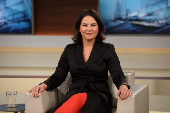 曾经与朔尔茨竞争德国总理之位的贝尔伯克，如今在德国政府里成了朔尔茨的下属