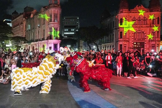  2023年1月19日，演员在巴西累西腓市举行的中国春节庆祝活动上表演舞狮。