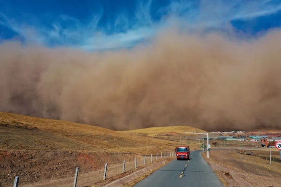3月20日，甘肃张掖市山丹马场境内遭遇沙尘暴袭击。图/中新