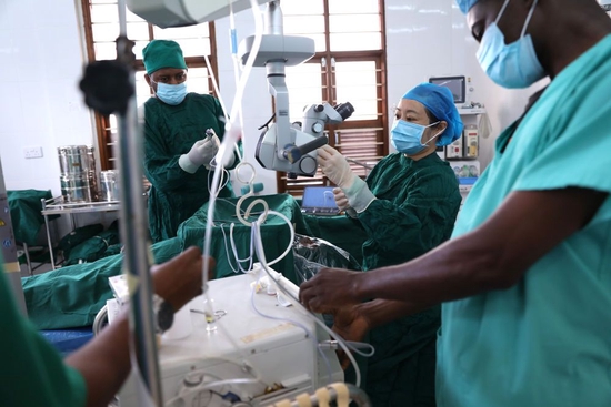 2023年2月23日，在坦桑尼亚桑给巴尔岛纳兹莫加医院，第32期中国援桑给巴尔医疗队的眼科医生董莉莉（右二）与桑给巴尔同事一起做术前准备。新华社记者 董江辉 摄