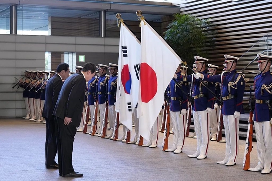  3月中旬，尹锡悦访日历间，向日本国旗鞠躬