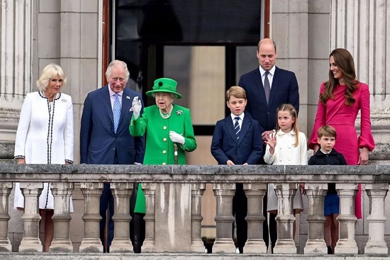 当地时间2022年6月5日，英国伦敦，英国女王伊丽莎白二世（左三）与家人站在白金汉宫的阳台上。图/视觉中国