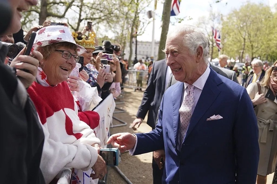 当地时间2023年5月5日，英国伦敦，英国国王查尔斯三世在白金汉宫外问候祝福者。图/视觉中国