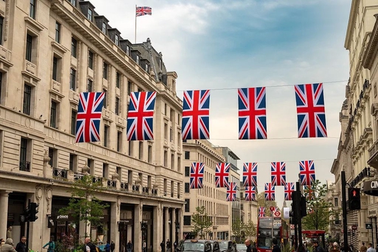 当地时间2023年5月6日，英国伦敦，国王查尔斯三世加冕典礼将至，摄政街上可以看到一串串英国国旗。 　　图/视觉中国