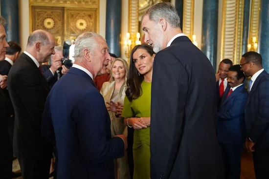 当地时间2023年5月5日，英国伦敦白金汉宫，英国国王查尔斯三世（左二）与西班牙国王费利佩六世和王后莱蒂齐亚（中）交谈。图/视觉中国