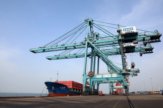  3月9日，船舶停靠在黄骅港综合港区集装箱码头进行卸船作业。新华社记者 骆学峰 摄