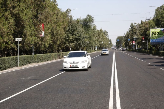 汽车行驶在吉尔吉斯斯坦首都比什凯克中方修复的克玛纳斯大街。
