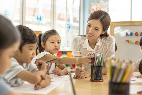 ▲ 幼儿园老师带孩子们上课。图 / 视觉中国