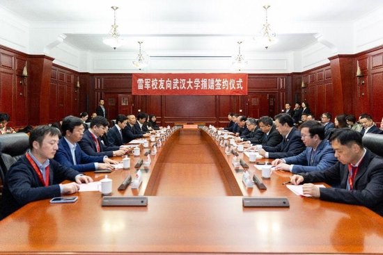 突发！航班落地后撞上机场廊桥 东航致歉v8.1.3 官方安卓版