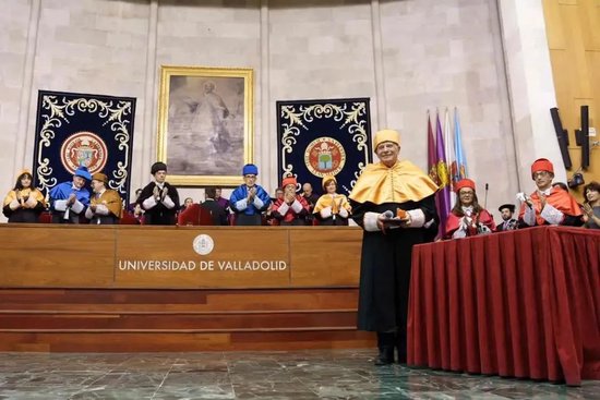 博雷利在巴拉多利德大学获得荣誉博士学位