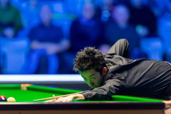0-4落后送出6连鞭！吴宜泽6-4逆转特鲁姆普，晋级斯诺克国锦赛8强