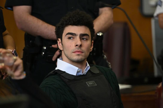 枪杀美医保高管嫌犯路易吉：被曝在监狱内“非常受欢迎”，此前有大量粉丝给他打钱