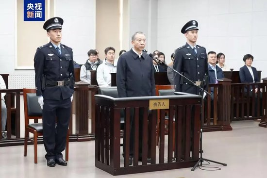 副部级李显刚被判无期，曾要求私营企业主将办公场所改成会所，被留置前一晚仍在会所大吃大喝 被通报大搞钱色交易、违规打探巡视信息