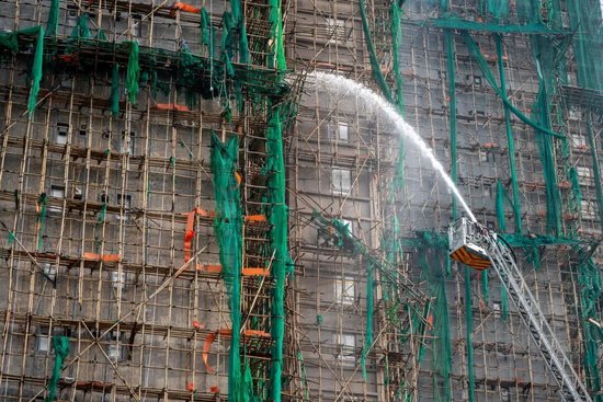 香港大埔火灾已致94人遇难 竹棚架是否该为宏福苑大火“负责”，香港为何仍在使用？多方人士解答