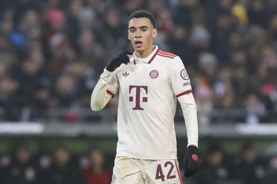 离复出又近了一步！拜仁官方：穆西亚拉今天完成部分单独训练