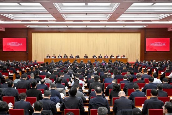 郑栅洁作报告，明确明年9项重点任务