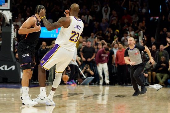 主帅谈狄龙驱逐：不是一个回合的事 他会说出手三分时有身体接触