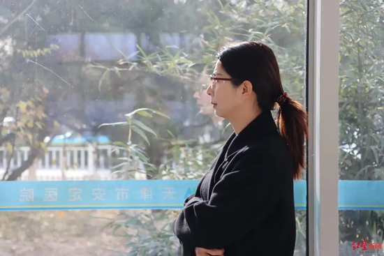 “出差遭老板性侵”当事人崔丽丽，穿着“血衣”出庭后又遭网暴：下次开庭还会正大光明地穿 女儿：妈妈，错的不是你