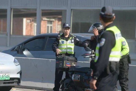 为赶时间，广州一男子骑能“开到70码”的电动自行车上内环，没头盔也没上牌，被警方当场查扣