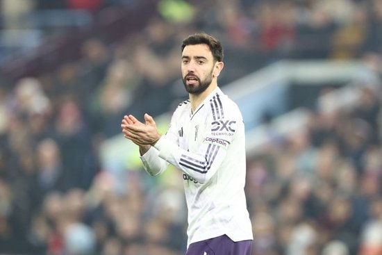 记者：B费腿筋受伤预计缺席6场比赛，错过曼市德比踢枪手时复出