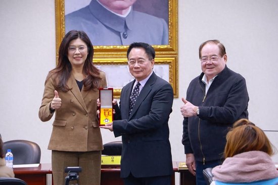 带着勋章入狱！郑丽文授予蔡正元国民党最高荣誉：永远坚持对的事