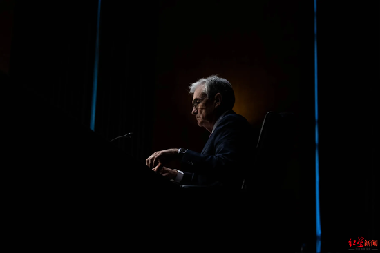 特朗普挑战百年美联储：“打不还手”的鲍威尔反击，三位前主席四位前财长发声谴责