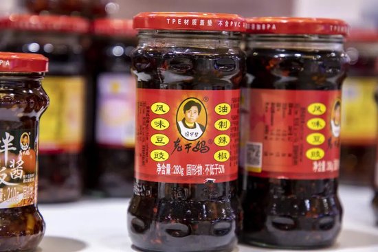 老干妈营收重回巅峰，78岁“国民女神”被曝出山救子，工作人员：陶华碧一直在公司，复出是网友猜测，产品工艺配料没有变过