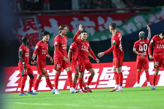 足球报：河南队新外援边锋落地昆明，尹聪耀、阿布拉汗已签约