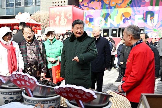 2026年2月，习近平总书记在北京东城区隆福寺街区新春市集考察。新华社记者燕雁摄