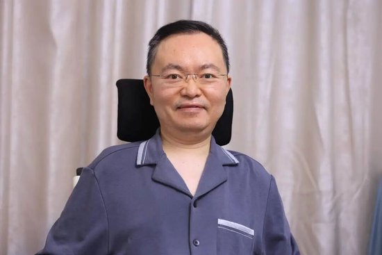 渐冻症抗争者蔡磊透露身体近况：4个人搀扶也已完全无法迈步挪动，感觉最对不起的就是妻子