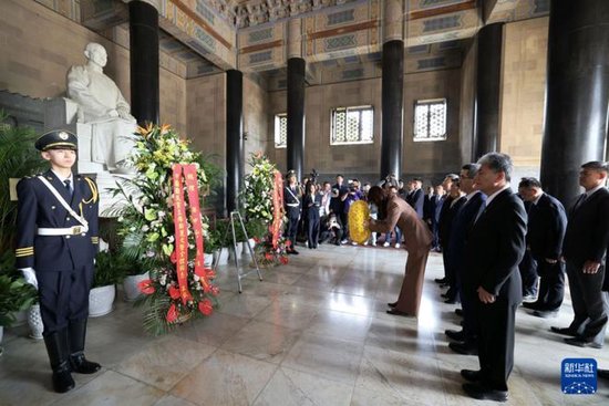 郑丽文拜谒中山陵，看到海峡两岸哪些连接？