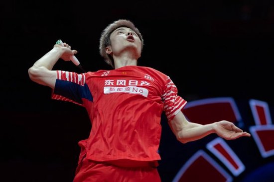 石宇奇2-0战胜周天成，将与阿尤什争夺羽毛球亚锦赛男单冠军