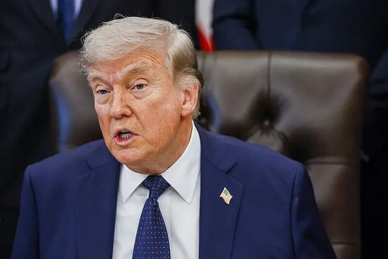 特朗普称美国为北约服务多年耗费数万亿美元，当美国需要帮助时他们却站在一边看，“很不爽，会记仇”