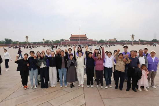 英雄的母亲和妻子，登上天安门城楼