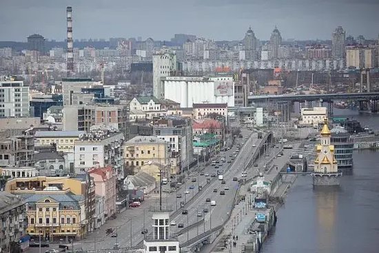 乌克兰称基辅凌晨遭俄猛烈袭击，发生爆炸，有建筑物被坠落的无人机残骸击中 基辅市长紧急提醒：所有市民务必待在避难所内