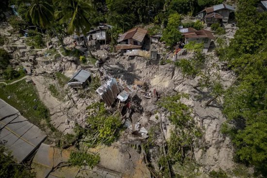 菲律宾7.9级地震后部分海底抬升2米，部分海岸线向海推进约200米，珊瑚礁裸露变“岩石平原”，大量鱼类死亡