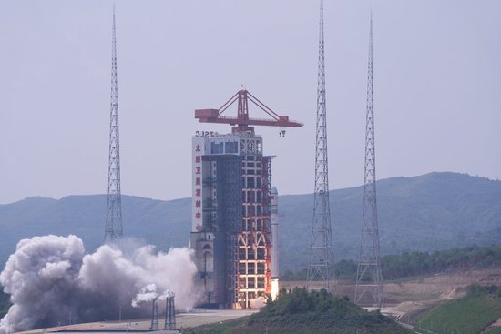 8月25日11时21分，长征六号丙遥一运载火箭在太原卫星发射中心发射升空。新华社发（王亚鹏 摄）