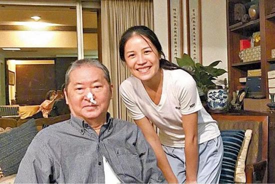 李敖的微博:83岁作家李敖去世 曾称玩微博为证明不比年轻人差 陈文茜2017年9月曾上载李敖(左)与看护的合照。
