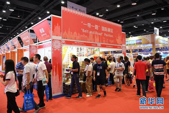 在广西南宁国际会展中心，消费者在第十五届中国—东盟博览会上选购商品（9月12日摄）。新华社记者 陆波岸 摄