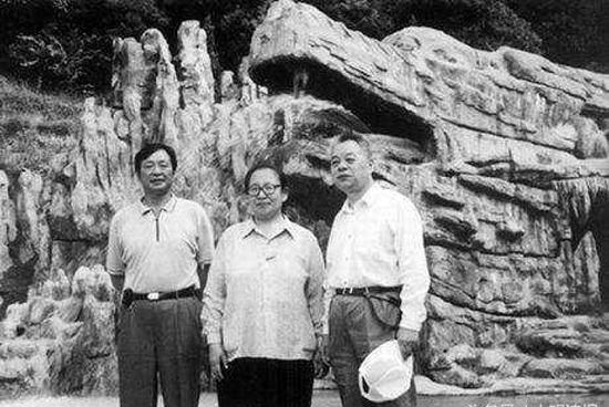 李讷、王景清和毛岸平（左一）在韶山滴水洞