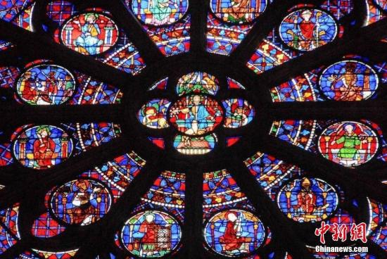 巴黎圣母院大火发生后，教堂内的三个大玫瑰窗的命运一度引起法国媒体担心。当地时间16日上午，巴黎圣母院大教堂发言人对法国媒体确认玫瑰窗幸免于难。文字来源：澎湃新闻 图片来源：东方IC