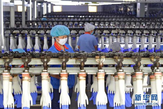 工人在河北省滦南县一家医疗用品企业的手套生产线上工作（5月14日摄）。新华社记者 杨世尧 摄
