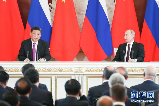 6月5日,国家主席习近平在莫斯科克里姆林宫同俄罗斯总统普京会谈。这是会谈后,两国元首共同会见记者。 新华社记者 姚大伟 摄