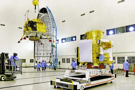 “月船二号”的着陆器和月球车 图源：ISRO