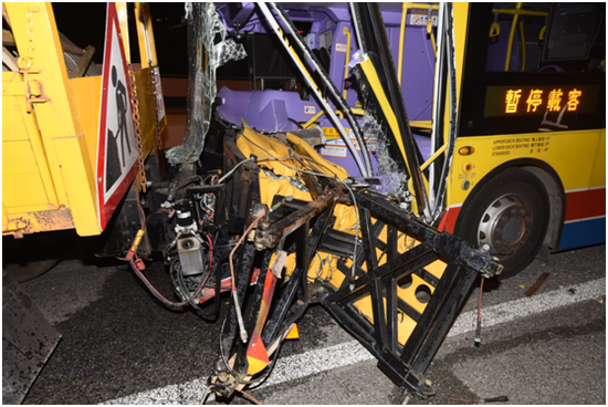 巴士车头损毁严重（图片来源：《星岛日报》）