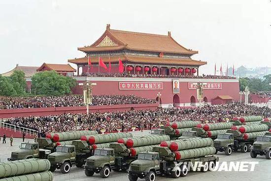 参加阅兵的国家 图为1999年10月1日,空军新型地空导弹方队通过天安门广场。新华社记者 白连锁 摄